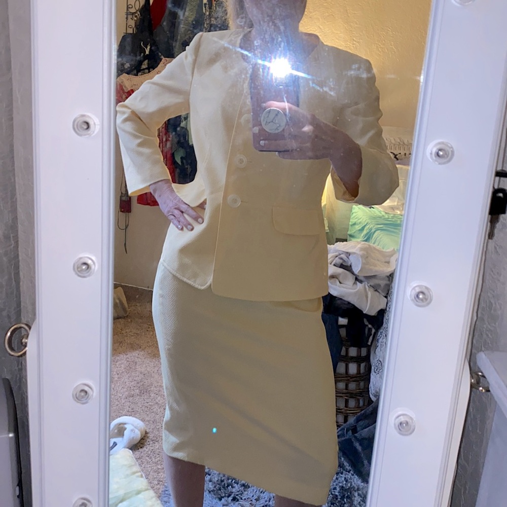 Le Suit size 4 yellow and white small gingham